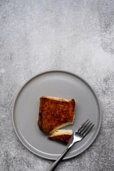 Türk tatlısı kazandibi. Sütlü puding.