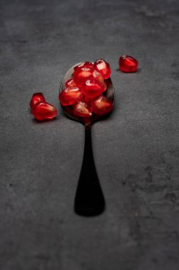 Taze ve olgun nar tohumları.