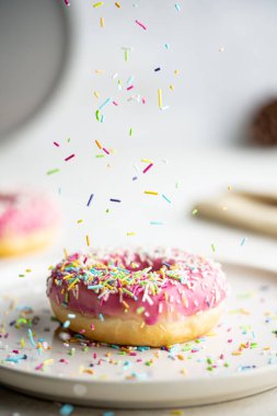 Çilekli çörek ve pasta süslemeleri.