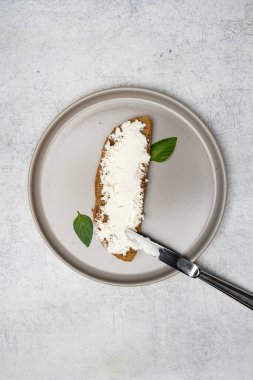 Eski arkaplanda Feta peyniri ve fesleğen yaprakları