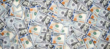 Erimiş saat, çalar saat ve kum saati.