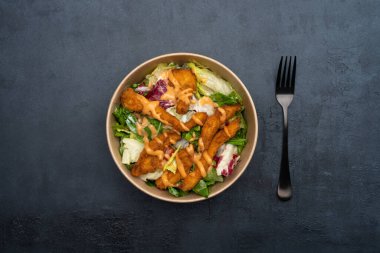 Kızarmış tavuklu yeşil salata.