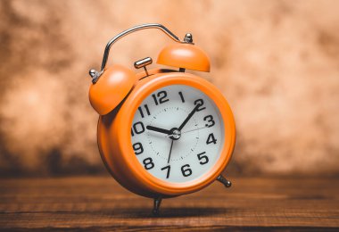 Eski Arkaplanda Turuncu Alarm Saati