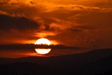 Güneşimin önünden geçen gün batımı ve bulutlar