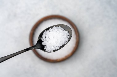 Siyah arkaplanda kaya tuzu
