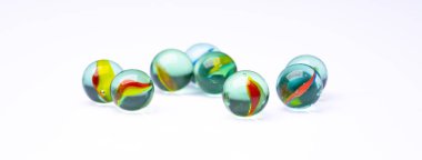 Beyaz arkaplanda renkli cam bilyeler topu