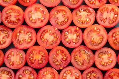 Yarım üzüm domatesleri. Domates desenini kes