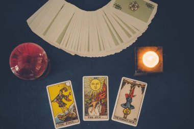 Tarot kartları masada.