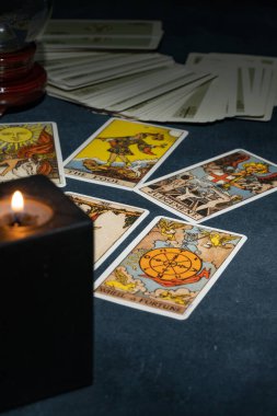 Tarot kartları masada.