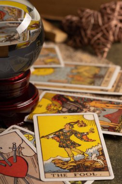 Tarot kartları masada.