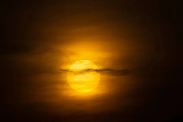 Napnyugta Felhők Suhannak Nap Előtt — Stock Fotó