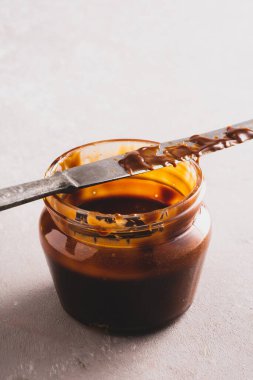 Eski arkaplanda karamel reçeli ve bıçak