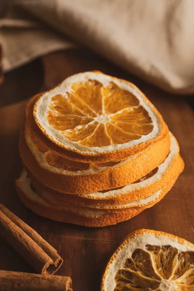 Tranches Orange Séchées Sur Bois — Photo