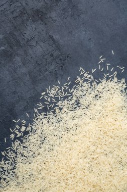 Eski arkaplanda çiğ beyaz pirinç