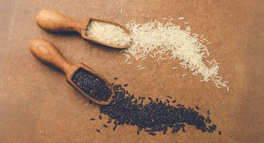 Tahta kaşıkta çiğ siyah beyaz pirinç