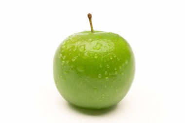 Beyaz arkaplanda taze ve yeşil erik