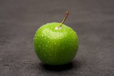 Siyah arkaplanda taze ve yeşil erik