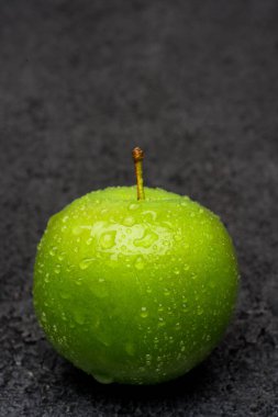 Siyah arkaplanda taze ve yeşil erik