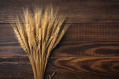 Ahşap arka planda buğday çıkıntısı