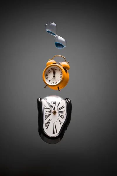 Λιωμένο Ρολόι Ξυπνητήρι Και Κλεψύδρα — Φωτογραφία Αρχείου
