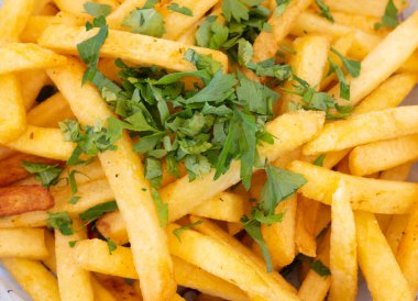 Maydanozlu taze patates kızartması.