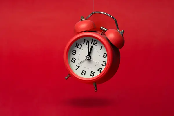 Relógio Alarme Clássico Vermelho Fundo Vermelho — Fotografia de Stock