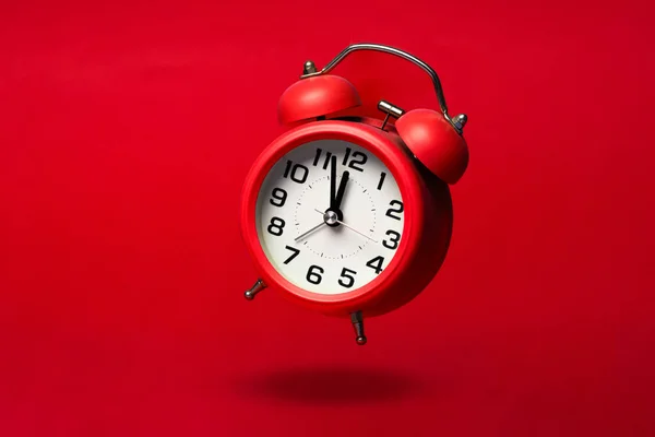Relógio Alarme Clássico Vermelho Fundo Vermelho — Fotografia de Stock