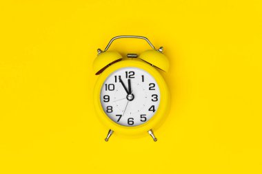 Sarı klasik masaüstü saati sarı arkaplan