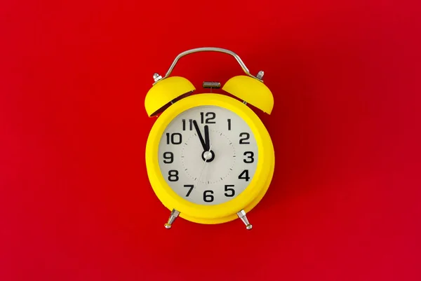 Horloge Bureau Classique Jaune Fond Rouge — Photo
