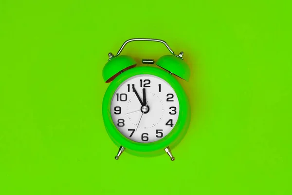 Зелений Класичний Настільний Годинник Зелений Фон — стокове фото