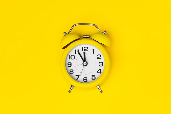Жовтий Класичний Настільний Годинник Жовтий Фон — стокове фото