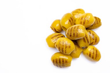 Beyaz arkaplanda ızgara yeşil zeytin