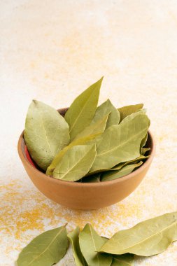 Kurumuş defne yaprakları kasede