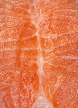 Somon dilimi. Masaya yakın çekim.