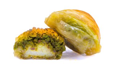 Beyaz arka planda fıstıklı midye şekilli baklava