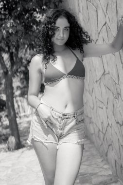 Yaz zamanı ve bikinili genç kız