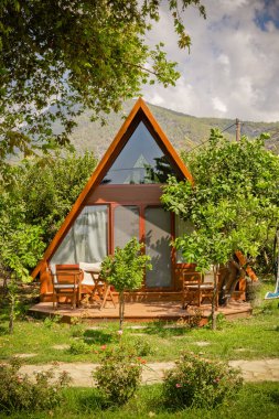 Yeşil ağaçların arasındaki bungalov evi. Tatil evi. Dağ Evi
