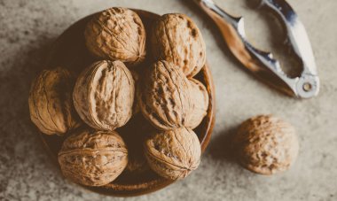 Vintage arka planda ceviz ve fındıkkıran