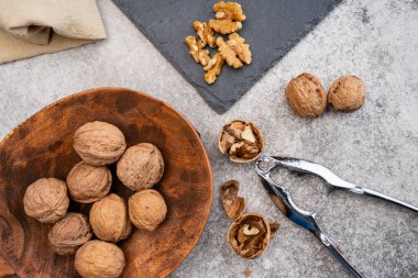Vintage arka planda ceviz ve fındıkkıran
