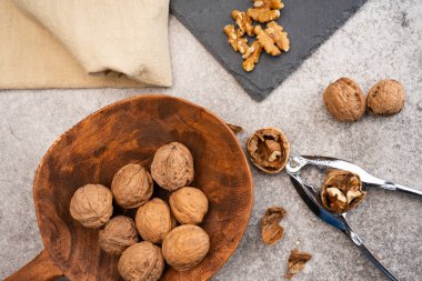 Vintage arka planda ceviz ve fındıkkıran