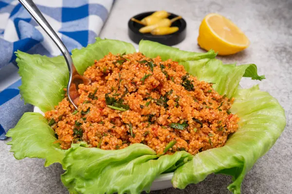 Türk yapımı ev yapımı gıdalar. Bulgur yemeği.