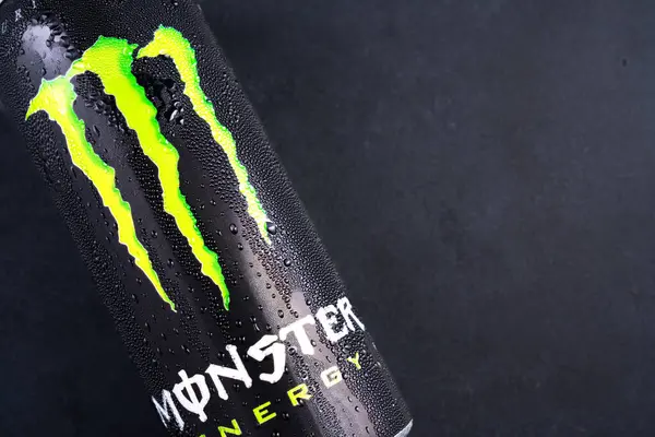 Monster Energy Drink Auf Schwarzem Hintergrund — Stockfoto