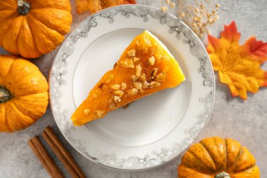 Lezzetli balkabaklı cheesecake. Şükran Günü tatlıları.