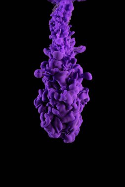 Boya siyah arkaplanda suya düşüyor.