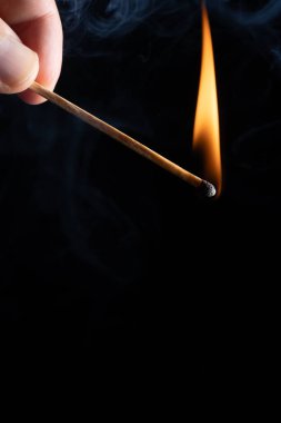 Tahta bir kibrit çöpü yanıyor.