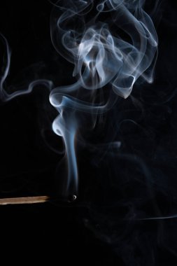 Tahta bir kibrit çöpü yanıyor.