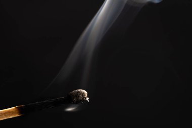 Tahta bir kibrit çöpü yanıyor. 