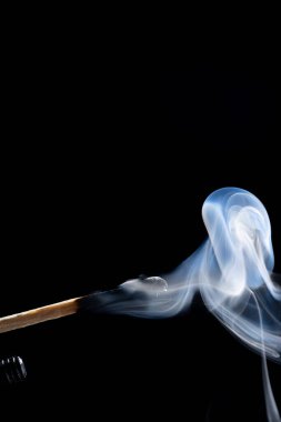 Tahta bir kibrit çöpü yanıyor. 