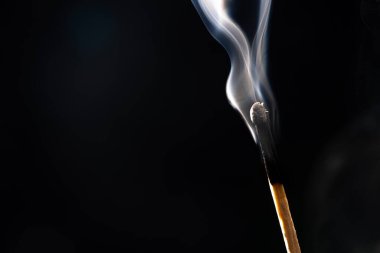 Tahta bir kibrit çöpü yanıyor. 