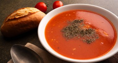 Çedar peynirli lezzetli domates çorbası